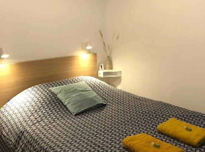 Le De Gabriel Front De *